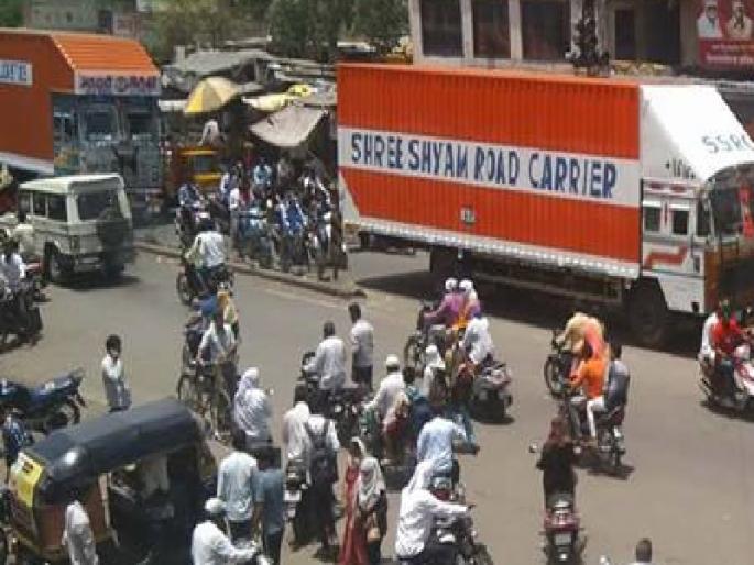 In the Sangamner city traffic jam started on Monday morning | संगमनेरात सोमवारी सकाळपासूनच वाहतूक कोंडी In the Sangamner city traffic jam started on Monday morning | संगमनेरात सोमवारी सकाळपासूनच वाहतूक कोंडी