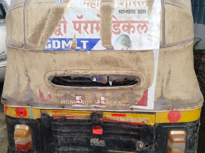Illegal transport of sand by passenger rickshaws | प्रवासी रिक्षातून अवैधरित्या वाळू वाहतूक Illegal transport of sand by passenger rickshaws | प्रवासी रिक्षातून अवैधरित्या वाळू वाहतूक