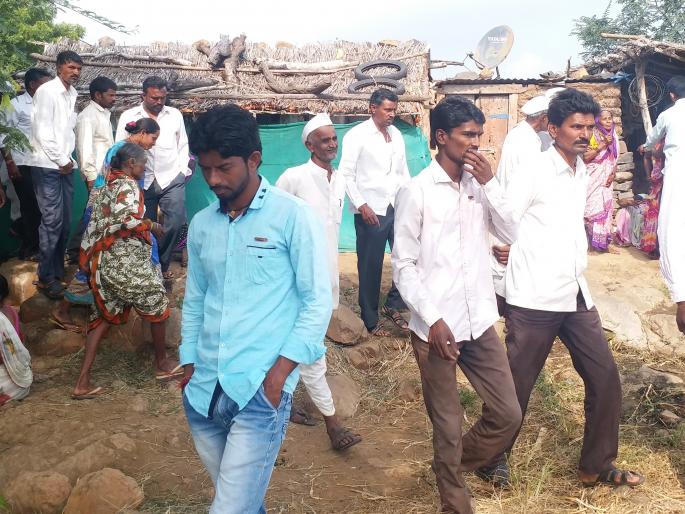 Pita suicides by wearing a necklace of two chimps | दोन चिमुरड्यांचा गळा आवळून पित्याचीही आत्महत्या Pita suicides by wearing a necklace of two chimps | दोन चिमुरड्यांचा गळा आवळून पित्याचीही आत्महत्या