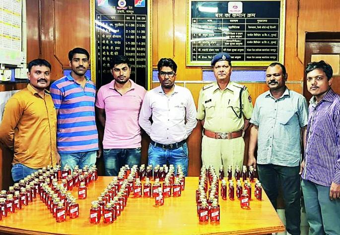 150 bottles of liquor seized in Sangamitra Express | संघमित्रा एक्स्प्रेसमध्ये दारूच्या १५० बॉटल जप्त