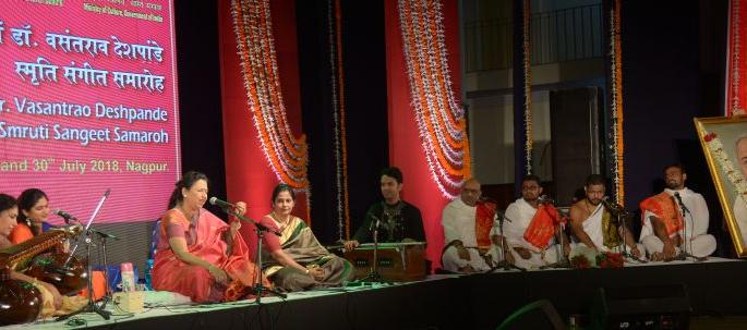 Bharatnatyam's Padalalitya and Ankalikar's singing delihgted | भरतनाट्यमचे पदलालित्य व अंकलीकर यांच्या गायनाने रिझवले Bharatnatyam's Padalalitya and Ankalikar's singing delihgted | भरतनाट्यमचे पदलालित्य व अंकलीकर यांच्या गायनाने रिझवले