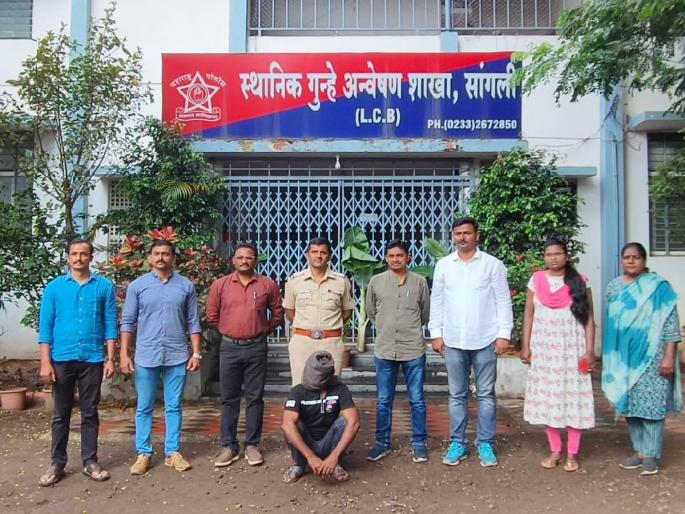 Two arrested for trafficking young women from Bangladesh for prostitution Action by LCB | बांगलादेशातून वेश्या व्यवसायासाठी तरूणींची तस्करी करणारे दोघे अटकेत; एलसीबीची कारवाई  Two arrested for trafficking young women from Bangladesh for prostitution Action by LCB | बांगलादेशातून वेश्या व्यवसायासाठी तरूणींची तस्करी करणारे दोघे अटकेत; एलसीबीची कारवाई