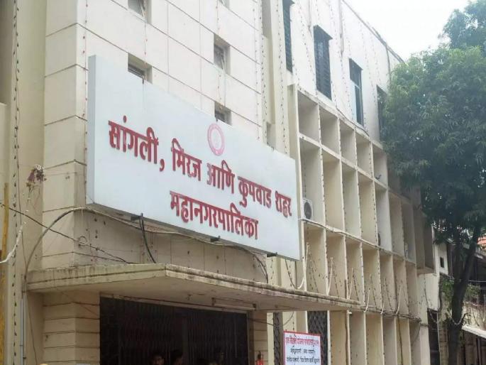 If you come to the municipal corporation for the work of the people, be aware of this! | जनतेच्या कामासाठी महापालिकेत येता, याचे भान ठेवा! आयुक्तांनी सुनावलं... If you come to the municipal corporation for the work of the people, be aware of this! | जनतेच्या कामासाठी महापालिकेत येता, याचे भान ठेवा! आयुक्तांनी सुनावलं...