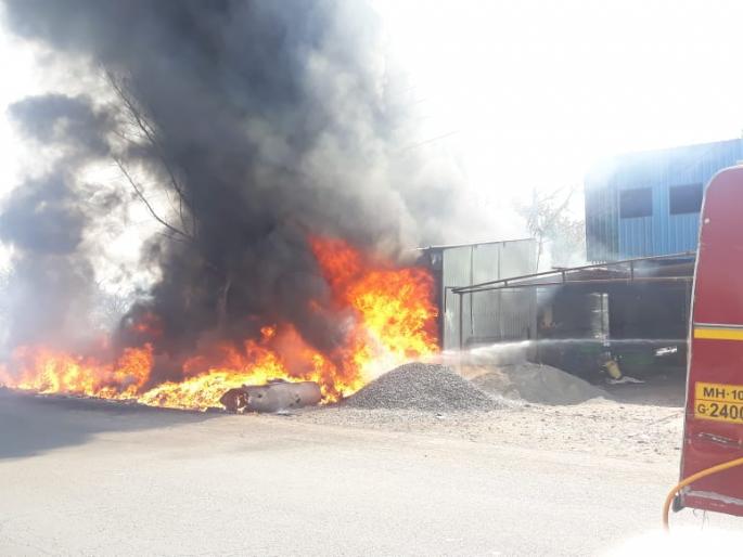 Sangli: Fire at godown here in Ankli; Loss of millions of rupees | सांगली: येथील अंकली येथे गोडाऊनला आग; लाखो रुपयांचे नुकसान Sangli: Fire at godown here in Ankli; Loss of millions of rupees | सांगली: येथील अंकली येथे गोडाऊनला आग; लाखो रुपयांचे नुकसान