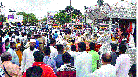 The statue of Anna Bhau Sathe has finally moved | अण्णा भाऊ साठे यांचा पुतळा अखेर हलविला
