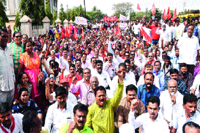 Elgar of the workers against the policy of the Center | केंद्राच्या धोरणाविरोधात कामगारांचा एल्गार : सरकारी कर्मचारी, शिक्षक संघटना, हमाल, महिला संघटनांचे आंदोलन Elgar of the workers against the policy of the Center | केंद्राच्या धोरणाविरोधात कामगारांचा एल्गार : सरकारी कर्मचारी, शिक्षक संघटना, हमाल, महिला संघटनांचे आंदोलन