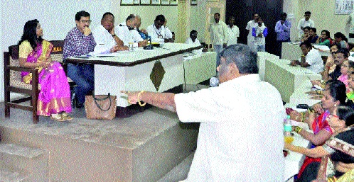 Municipal corporation's health system: Sangliat meeting, corporators along with mayor of Jharkhand; Cleanliness inspector-anger about co-ordination in the municipality | महापालिकेच्या आरोग्य यंत्रणेचे वाभाडे : सांगलीत बैठक , महापौरांसह नगरसेवकांकडून झाडाझडती; स्वच्छता निरीक्षक-मुकादमात समन्वयाबद्दल संताप Municipal corporation's health system: Sangliat meeting, corporators along with mayor of Jharkhand; Cleanliness inspector-anger about co-ordination in the municipality | महापालिकेच्या आरोग्य यंत्रणेचे वाभाडे : सांगलीत बैठक , महापौरांसह नगरसेवकांकडून झाडाझडती; स्वच्छता निरीक्षक-मुकादमात समन्वयाबद्दल संताप
