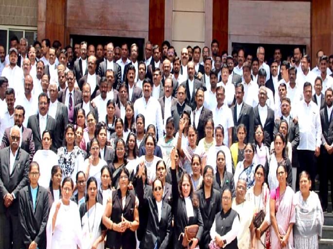 Lawyers in Sangli district march demanding strict action against the police who assaulted lawyer Vishal Kumbhar from Vita | वकिलास मारहाण; सांगली जिल्ह्यातील वकील एकवटले, पोलिसांवर कारवाई न केल्यास तीव्र आंदोलनाचा इशारा Lawyers in Sangli district march demanding strict action against the police who assaulted lawyer Vishal Kumbhar from Vita | वकिलास मारहाण; सांगली जिल्ह्यातील वकील एकवटले, पोलिसांवर कारवाई न केल्यास तीव्र आंदोलनाचा इशारा