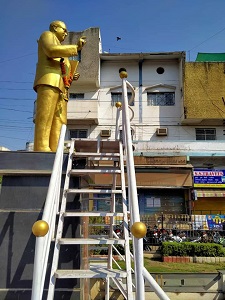 Demand for replacement of iron stairs in front of the statue of Dr. Ambedkar in Sangli | सांगलीतील डॉ आंबेडकर यांच्या पुतळ्यासमोरील लोखंडी जीना बदलण्याची मागणी Demand for replacement of iron stairs in front of the statue of Dr. Ambedkar in Sangli | सांगलीतील डॉ आंबेडकर यांच्या पुतळ्यासमोरील लोखंडी जीना बदलण्याची मागणी