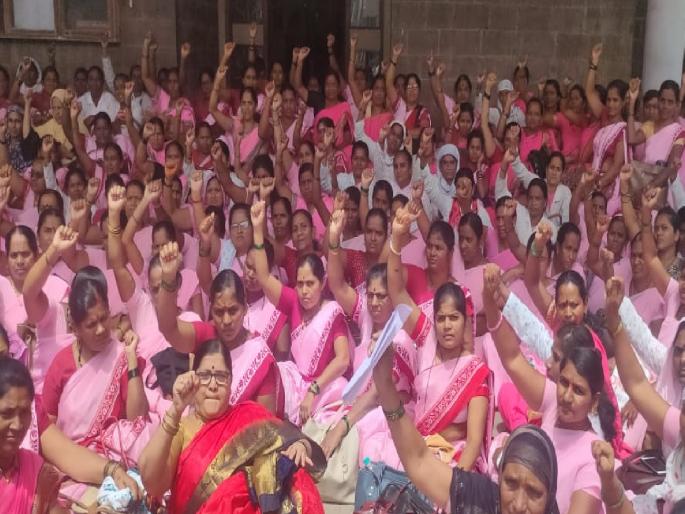 Asha group promoters protest at the entrance of Sangli Zilla Parishad | आशा, गटप्रवर्तकांचा सांगली जिल्हा परिषदेच्या प्रवेशद्वारात ठिय्या, अधिकाऱ्यांवर केला आरोप Asha group promoters protest at the entrance of Sangli Zilla Parishad | आशा, गटप्रवर्तकांचा सांगली जिल्हा परिषदेच्या प्रवेशद्वारात ठिय्या, अधिकाऱ्यांवर केला आरोप