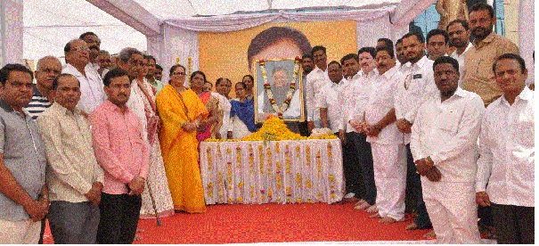 The attendance of Darshan Sarvakshit leaders in Sangli in the presence of Kangarwara osteoarthritis | पतंगरावांच्या अस्थिकलशाचे सांगलीत दर्शन , सर्वपक्षीय नेत्यांची उपस्थिती  The attendance of Darshan Sarvakshit leaders in Sangli in the presence of Kangarwara osteoarthritis | पतंगरावांच्या अस्थिकलशाचे सांगलीत दर्शन , सर्वपक्षीय नेत्यांची उपस्थिती