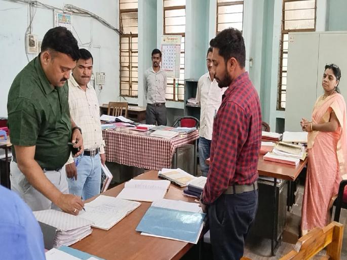 Sangli Municipal Deputy Commissioner Rahul Rokde visited various departments and inspected, Notice to 20 employees | सांगली महापालिका कर्मचाऱ्यांची ऑनड्युटी भटकंती, उपायुक्तांकडून झाडाझडती; २० कर्मचाऱ्यांना नोटीसा Sangli Municipal Deputy Commissioner Rahul Rokde visited various departments and inspected, Notice to 20 employees | सांगली महापालिका कर्मचाऱ्यांची ऑनड्युटी भटकंती, उपायुक्तांकडून झाडाझडती; २० कर्मचाऱ्यांना नोटीसा