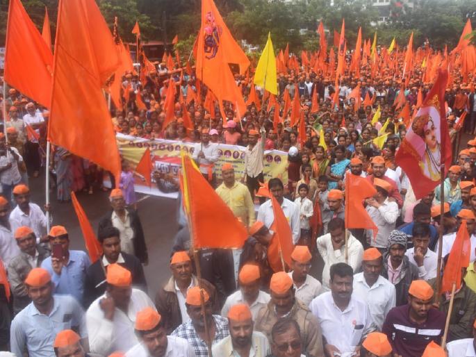 Withdraw atrocity crimes, Bedag villagers march on Collector's Office in Sangli | ॲट्रॉसिटीचे गुन्हे मागे घ्या, गावाची बदनामी थांबवा; सांगलीत बेडग ग्रामस्थांचा जिल्हाधिकारी कार्यालयावर धडक मोर्चा Withdraw atrocity crimes, Bedag villagers march on Collector's Office in Sangli | ॲट्रॉसिटीचे गुन्हे मागे घ्या, गावाची बदनामी थांबवा; सांगलीत बेडग ग्रामस्थांचा जिल्हाधिकारी कार्यालयावर धडक मोर्चा