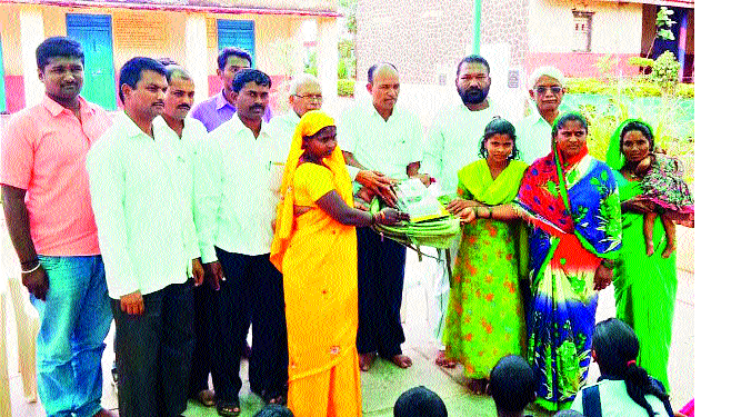 Patron of villagers for children outside the village | गावकुसाबाहेरील मुलांसाठी गावकऱ्यांचा पदर Patron of villagers for children outside the village | गावकुसाबाहेरील मुलांसाठी गावकऱ्यांचा पदर