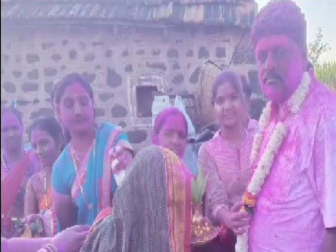 At Khatav in Sangli district, the new sarpanch was burned while performing auskan after the victory | सांगली जिल्ह्यातील खटाव येथे विजयानंतर औक्षण करताना नुतन सरपंच भाजले At Khatav in Sangli district, the new sarpanch was burned while performing auskan after the victory | सांगली जिल्ह्यातील खटाव येथे विजयानंतर औक्षण करताना नुतन सरपंच भाजले