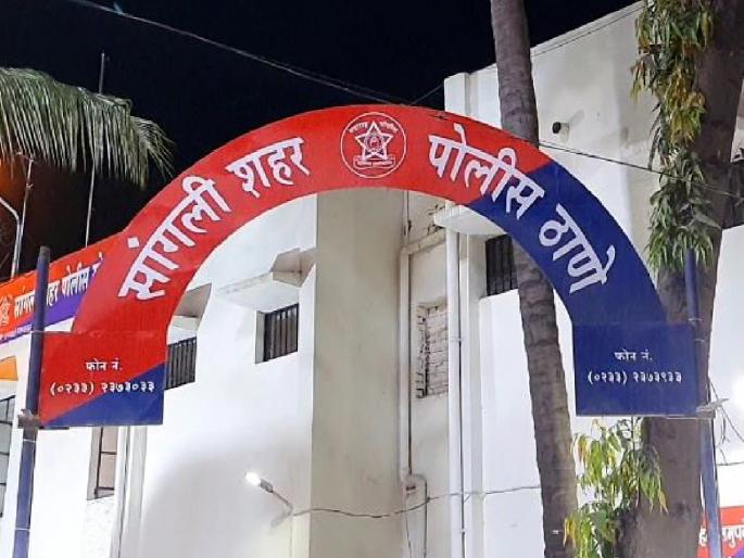 Kidnapping and attempted murder of young man on misunderstanding of harassing girl, four arrested in Sangli | Sangli: मुलीस त्रास देण्याच्या गैरसमजातून तरुणाचे अपहरण करून खुनाचा प्रयत्न, चौघांना अटक Kidnapping and attempted murder of young man on misunderstanding of harassing girl, four arrested in Sangli | Sangli: मुलीस त्रास देण्याच्या गैरसमजातून तरुणाचे अपहरण करून खुनाचा प्रयत्न, चौघांना अटक