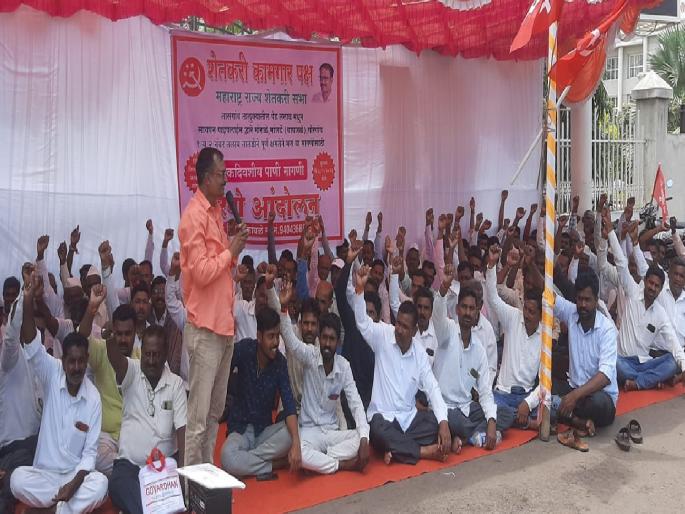 Farmers of Morale, Manjarde stood in front of the Sangli Collector office | मोराळे, मांजर्डेच्या शेतकऱ्यांचा सांगली जिल्हाधिकारी कार्यालयासमोर ठिय्या Farmers of Morale, Manjarde stood in front of the Sangli Collector office | मोराळे, मांजर्डेच्या शेतकऱ्यांचा सांगली जिल्हाधिकारी कार्यालयासमोर ठिय्या