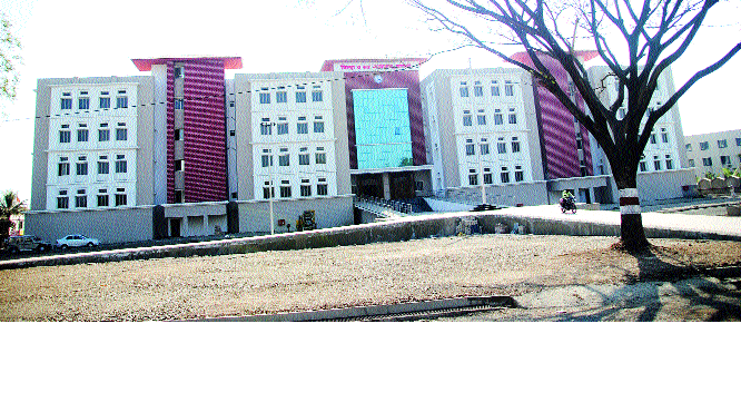 The controversy over the new building of the court | न्यायालयाच्या नव्या इमारतीस वादाचा डाग The controversy over the new building of the court | न्यायालयाच्या नव्या इमारतीस वादाचा डाग