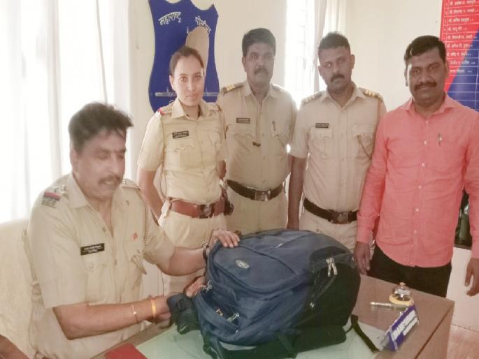 Unaccounted cash of Rs 75 lakh seized in Sangli, three arrested | सांगलीत ७५ लाखांची बेहिशेबी रोकड जप्त, आटपाडीचे तिघे ताब्यात Unaccounted cash of Rs 75 lakh seized in Sangli, three arrested | सांगलीत ७५ लाखांची बेहिशेबी रोकड जप्त, आटपाडीचे तिघे ताब्यात