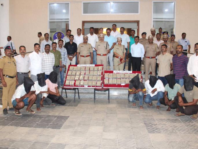 Gang of seven arrested for robbing a bullion shop near Umdi | दरोडा दहा लाखाचा अन् तपासात मिळाले अडीच कोटी; ‘लाईव्ह लोकेशन’ मिळवून दरोडा Gang of seven arrested for robbing a bullion shop near Umdi | दरोडा दहा लाखाचा अन् तपासात मिळाले अडीच कोटी; ‘लाईव्ह लोकेशन’ मिळवून दरोडा