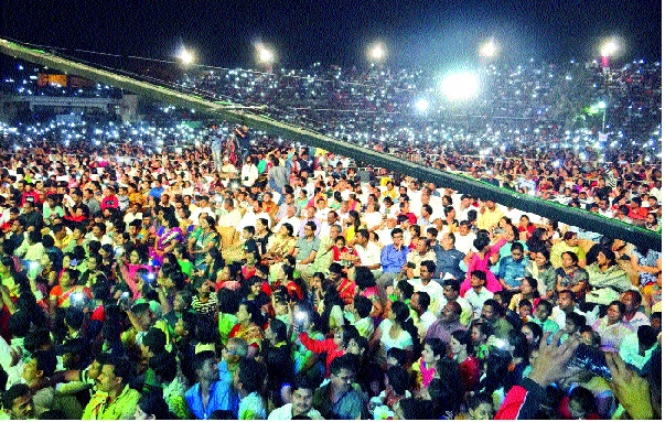 'Come Together Together' Vikram An unprecedented crowd: Ramlee Sangliikar in music, music and comedy; The cast is overflowing | ‘चला एकत्र येऊया’ने नोंदविला विक्रम अभूतपूर्व गर्दी : गीत, संगीत आणि विनोदाच्या संगतीत रमले सांगलीकर; कलाकारही भारावून गेले  'Come Together Together' Vikram An unprecedented crowd: Ramlee Sangliikar in music, music and comedy; The cast is overflowing | ‘चला एकत्र येऊया’ने नोंदविला विक्रम अभूतपूर्व गर्दी : गीत, संगीत आणि विनोदाच्या संगतीत रमले सांगलीकर; कलाकारही भारावून गेले