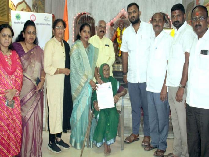 Sangli: Old woman got a house after five years, contributed to the construction of Irwin Bridge | Sangli: वृद्ध महिलेला मिळाले पाच वर्षानंतर घरकुल, आयर्विन पुलाच्या बांधकामात दिलं होतं योगदान Sangli: Old woman got a house after five years, contributed to the construction of Irwin Bridge | Sangli: वृद्ध महिलेला मिळाले पाच वर्षानंतर घरकुल, आयर्विन पुलाच्या बांधकामात दिलं होतं योगदान