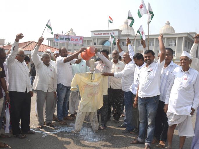 Sangli's symbolic statue sticks to milk, demonstration on milk prices, farmers' union workers arrested | सांगलीत मंत्र्यांच्या प्रतीकात्मक पुतळ्यास दुग्धाभिषेक, दूध दराबाबत निदर्शने, शेतकरी संघटनेच्या कार्यकर्त्यांना अटक Sangli's symbolic statue sticks to milk, demonstration on milk prices, farmers' union workers arrested | सांगलीत मंत्र्यांच्या प्रतीकात्मक पुतळ्यास दुग्धाभिषेक, दूध दराबाबत निदर्शने, शेतकरी संघटनेच्या कार्यकर्त्यांना अटक