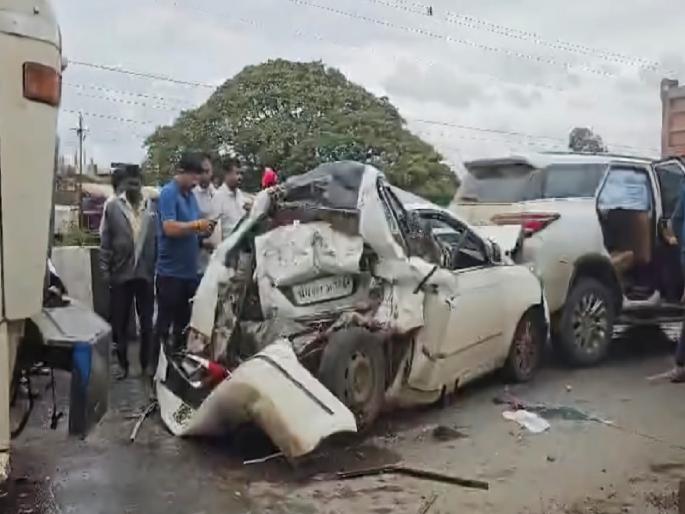 Accident at Sangli Phata on Pune-Bangalore National Highway, Major damage to the car | Kolhapur: डंपर चालकाने अचानक ब्रेक लावला, पाठिमागून कार धडकल्या; सांगली फाटा येथे अपघात Accident at Sangli Phata on Pune-Bangalore National Highway, Major damage to the car | Kolhapur: डंपर चालकाने अचानक ब्रेक लावला, पाठिमागून कार धडकल्या; सांगली फाटा येथे अपघात