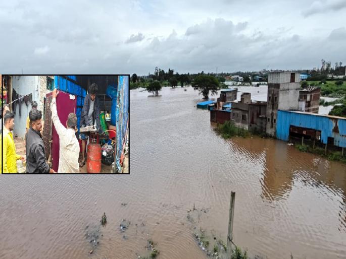 Flood water entered the suburbs of Sangli, 617 citizens were shifted to safer places | सांगलीत उपनगरांमध्ये पुराचे पाणी शिरले, ६१७ नागरिकांना सुरक्षितस्थळी हलविले Flood water entered the suburbs of Sangli, 617 citizens were shifted to safer places | सांगलीत उपनगरांमध्ये पुराचे पाणी शिरले, ६१७ नागरिकांना सुरक्षितस्थळी हलविले