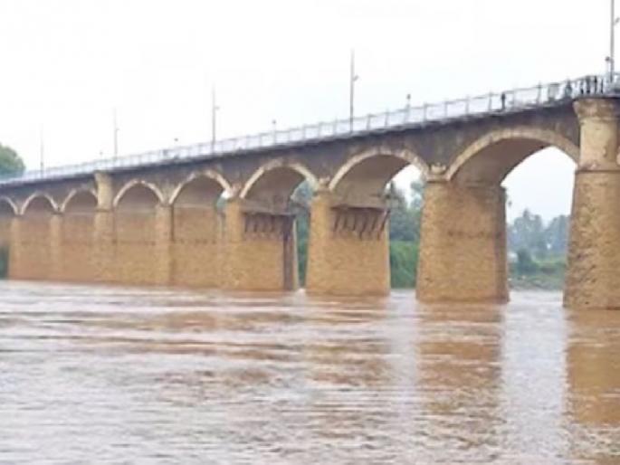 The water level of river Krishna has come down near Irwin Bridge in Sangli | पुराचे संकट तूर्त टळले; सांगलीत कृष्णेची पाणीपातळी अर्ध्या फुटाने उतरली The water level of river Krishna has come down near Irwin Bridge in Sangli | पुराचे संकट तूर्त टळले; सांगलीत कृष्णेची पाणीपातळी अर्ध्या फुटाने उतरली