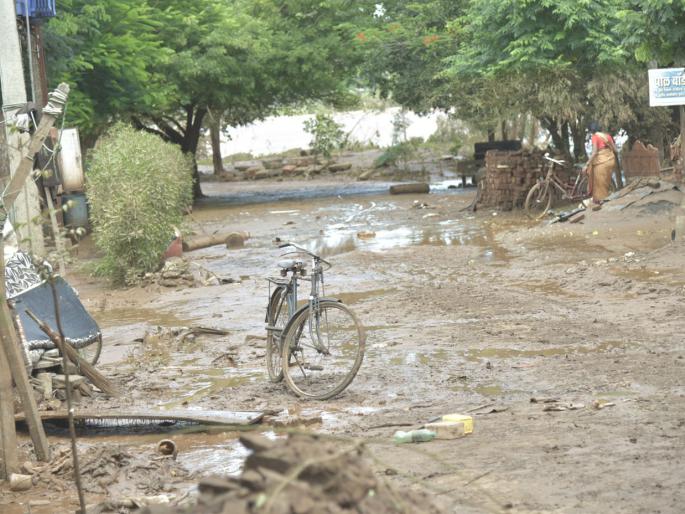 Possibility of increase in discharge from dams: Collector | धरणांमधील विसर्गात वाढ होण्याची शक्यता  : जिल्हाधिकारी  Possibility of increase in discharge from dams: Collector | धरणांमधील विसर्गात वाढ होण्याची शक्यता  : जिल्हाधिकारी