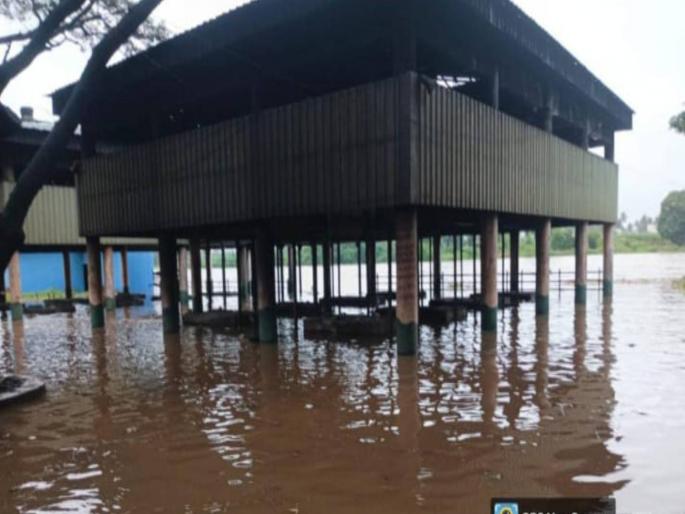 Krishna River in Sangli reaches warning level 127 citizens evacuated to safer places | सांगलीत कृष्णा नदी इशारा पातळीकडे; अमरधाम स्मशानभूमी पाण्याखाली, नदीकाठच्या भागात भीतीचं वातावरण Krishna River in Sangli reaches warning level 127 citizens evacuated to safer places | सांगलीत कृष्णा नदी इशारा पातळीकडे; अमरधाम स्मशानभूमी पाण्याखाली, नदीकाठच्या भागात भीतीचं वातावरण