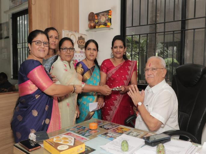 Women teachers of Sangli district protested in a unique way for the demand of old pension | आमदार साहेब..ओवाळणी नको जुनी पेन्शन द्या; रक्षाबंधन दिनी महिला शिक्षिकांचे अनोखे आंदोलन Women teachers of Sangli district protested in a unique way for the demand of old pension | आमदार साहेब..ओवाळणी नको जुनी पेन्शन द्या; रक्षाबंधन दिनी महिला शिक्षिकांचे अनोखे आंदोलन