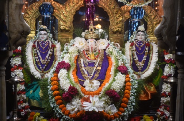 Crowd at Ganpati temple in Sangli on the occasion of Angarki Sankashti | अंगारकी संकष्टीनिमित्त सांगलीच्या गणपती मंदिरात गर्दी