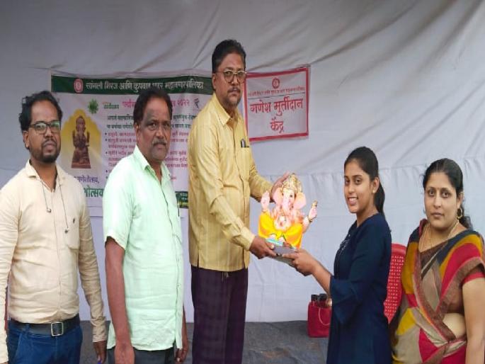 Good response to idol donation in Sangli, Kupwad | सांगली, कुपवाडमध्ये मुर्तीदानाला चांगला प्रतिसाद, १२ टन निर्माल्य जमा Good response to idol donation in Sangli, Kupwad | सांगली, कुपवाडमध्ये मुर्तीदानाला चांगला प्रतिसाद, १२ टन निर्माल्य जमा