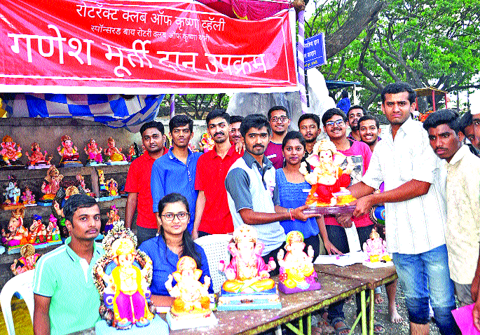 Eight Ganesh idols donate | आठशे गणेशमूर्तींचे दान Eight Ganesh idols donate | आठशे गणेशमूर्तींचे दान
