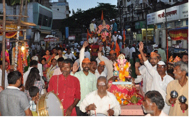 Sangliyat Ganataya's Jolassi welcome rally in the market: Ganapathi Bappa Moraya's alarm | सांगलीत गणरायाचे जल्लोषी स्वागत बाजारपेठांत गर्दी : गणपती बाप्पा मोरयाऽऽऽचा गजर  Sangliyat Ganataya's Jolassi welcome rally in the market: Ganapathi Bappa Moraya's alarm | सांगलीत गणरायाचे जल्लोषी स्वागत बाजारपेठांत गर्दी : गणपती बाप्पा मोरयाऽऽऽचा गजर