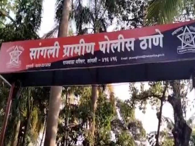 A thief attacked a mother and daughter with a knife and robbed 25 thousand | Sangli: चोरट्याने माय-लेकींवर चाकूने हल्ला करत २५ हजार लुटले A thief attacked a mother and daughter with a knife and robbed 25 thousand | Sangli: चोरट्याने माय-लेकींवर चाकूने हल्ला करत २५ हजार लुटले