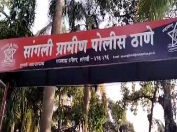 Jewels worth two lakhs brought for girl's wedding stolen in sangli | Sangli: मुलीच्या लग्नासाठी दागिने आणले, चोरट्यांनी लंपास केले Jewels worth two lakhs brought for girl's wedding stolen in sangli | Sangli: मुलीच्या लग्नासाठी दागिने आणले, चोरट्यांनी लंपास केले