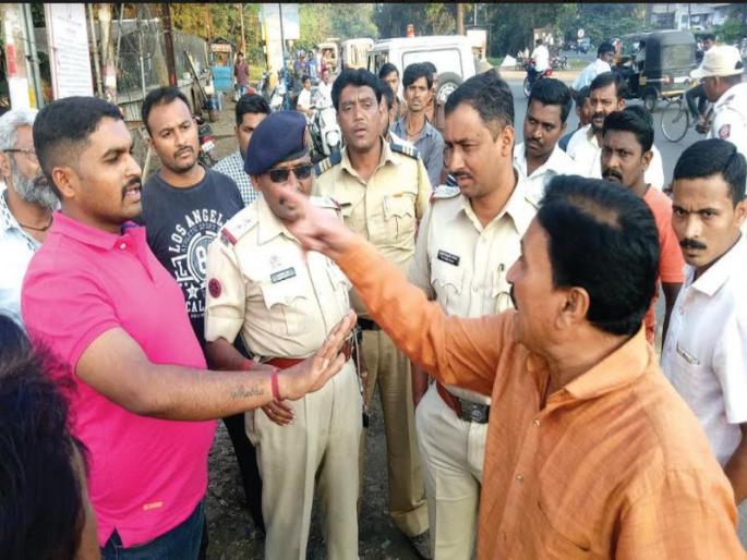 Complaint against the President of the Ferriwala Association after the removal of encroachers from Sangli. | सांगलीत अतिक्रमणे हटविताना अधिकारी-विक्रेत्यांत वादावादी : फेरीवाला संघटनेच्या अध्यक्षांविरुद्ध तक्रार Complaint against the President of the Ferriwala Association after the removal of encroachers from Sangli. | सांगलीत अतिक्रमणे हटविताना अधिकारी-विक्रेत्यांत वादावादी : फेरीवाला संघटनेच्या अध्यक्षांविरुद्ध तक्रार