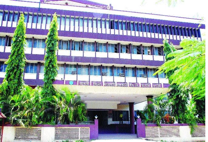  The recovery of the institution from Islampur, District Bank, and recovery of 30 more defaulters | इस्लामपुरातील संस्थेचा जिल्हा बॅँकेकडून ताबा , बड्या तीस थकबाकीदारांकडून वसुली सुरू थकीत कर्जापोटी कारवाई