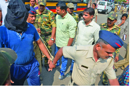 Police custody of four along with Kamte extended | कामटेसह सहाजणांच्या पोलीस कोठडीत वाढ