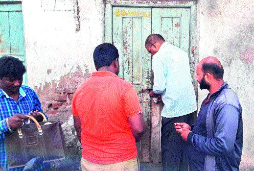 A protest signal from the unauthorized slaughter house, seal-meat sellers in Mirza | मिरजेत अनधिकृत कत्तलखान्यास ठोकले सील-मांस विक्रेत्यांकडून आंदोलनाचा इशारा A protest signal from the unauthorized slaughter house, seal-meat sellers in Mirza | मिरजेत अनधिकृत कत्तलखान्यास ठोकले सील-मांस विक्रेत्यांकडून आंदोलनाचा इशारा