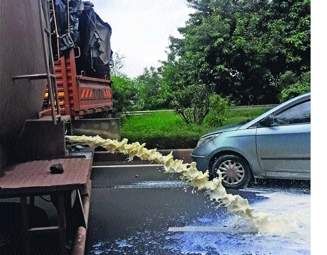 The spark of 'Swabhimani' milk movement; The tanker broke out near Kedarwadi | ‘स्वाभिमानी’च्या दूध आंदोलनाची ठिणगी; केदारवाडीजवळ टँकर फोडला The spark of 'Swabhimani' milk movement; The tanker broke out near Kedarwadi | ‘स्वाभिमानी’च्या दूध आंदोलनाची ठिणगी; केदारवाडीजवळ टँकर फोडला