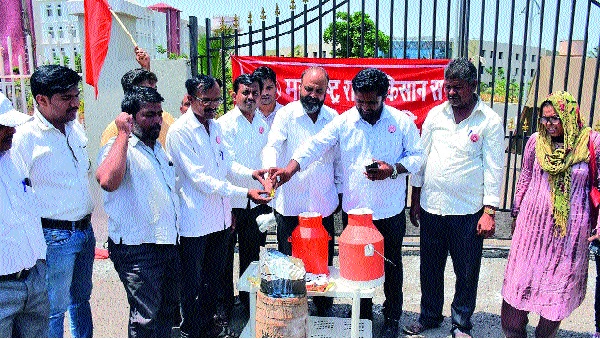 Akhil bhartiya Kisan Sabha's agitation all over state | यशस्वी दूध आंदोलन नेटाने पुढे नेऊया, अखिल भारतीय किसान सभेचा एल्गार Akhil bhartiya Kisan Sabha's agitation all over state | यशस्वी दूध आंदोलन नेटाने पुढे नेऊया, अखिल भारतीय किसान सभेचा एल्गार