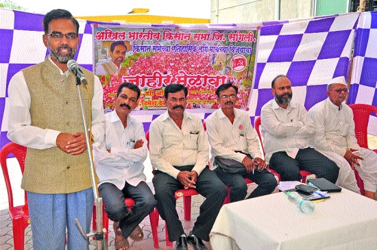 Farmers have not left the field! Ajit Navale: A rally of Sangliit Kisan Sabha | शेतकऱ्यांनी मैदान सोडलेलेच नाही! अजित नवले : सांगलीत किसान सभेचा मेळावा Farmers have not left the field! Ajit Navale: A rally of Sangliit Kisan Sabha | शेतकऱ्यांनी मैदान सोडलेलेच नाही! अजित नवले : सांगलीत किसान सभेचा मेळावा