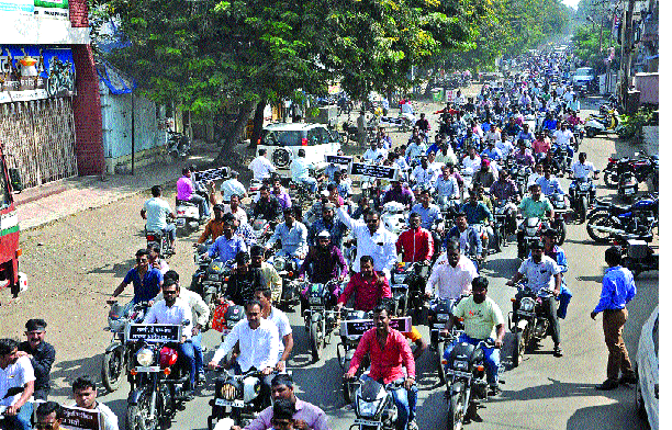 Sangliat kadkadit shut, buses picketing | सांगलीत कडकडीत बंद, बसेसवर दगडफेक Sangliat kadkadit shut, buses picketing | सांगलीत कडकडीत बंद, बसेसवर दगडफेक