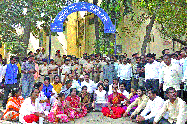 Phase of suspended police inquiry | निलंबित पोलिस चौकशीच्या फेºयात Phase of suspended police inquiry | निलंबित पोलिस चौकशीच्या फेºयात