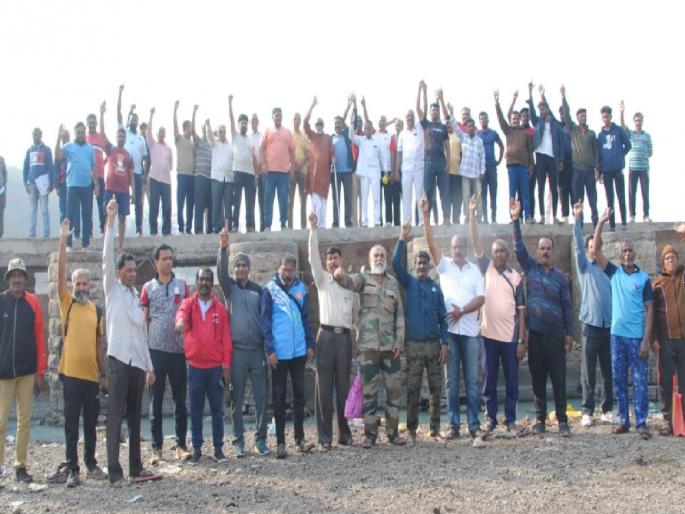 Krishna river dry due to inaction of authorities, People representatives, administration protested by Sangli | अधिकाऱ्यांच्या निष्क्रियतेमुळे वाहती कृष्णा नदी कोरडी; सांगलीकरांकडून लोकप्रतिनिधी, प्रशासनाचा निषेध  Krishna river dry due to inaction of authorities, People representatives, administration protested by Sangli | अधिकाऱ्यांच्या निष्क्रियतेमुळे वाहती कृष्णा नदी कोरडी; सांगलीकरांकडून लोकप्रतिनिधी, प्रशासनाचा निषेध