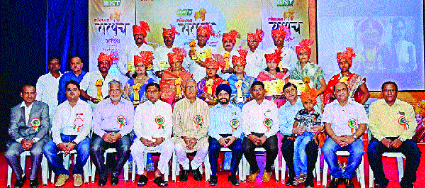 The aim of 'Lokmat' is to strengthen the goal of 'Sarpanch' | ध्येयवेड्या सरपंचांना ‘लोकमत’मुळे बळ The aim of 'Lokmat' is to strengthen the goal of 'Sarpanch' | ध्येयवेड्या सरपंचांना ‘लोकमत’मुळे बळ